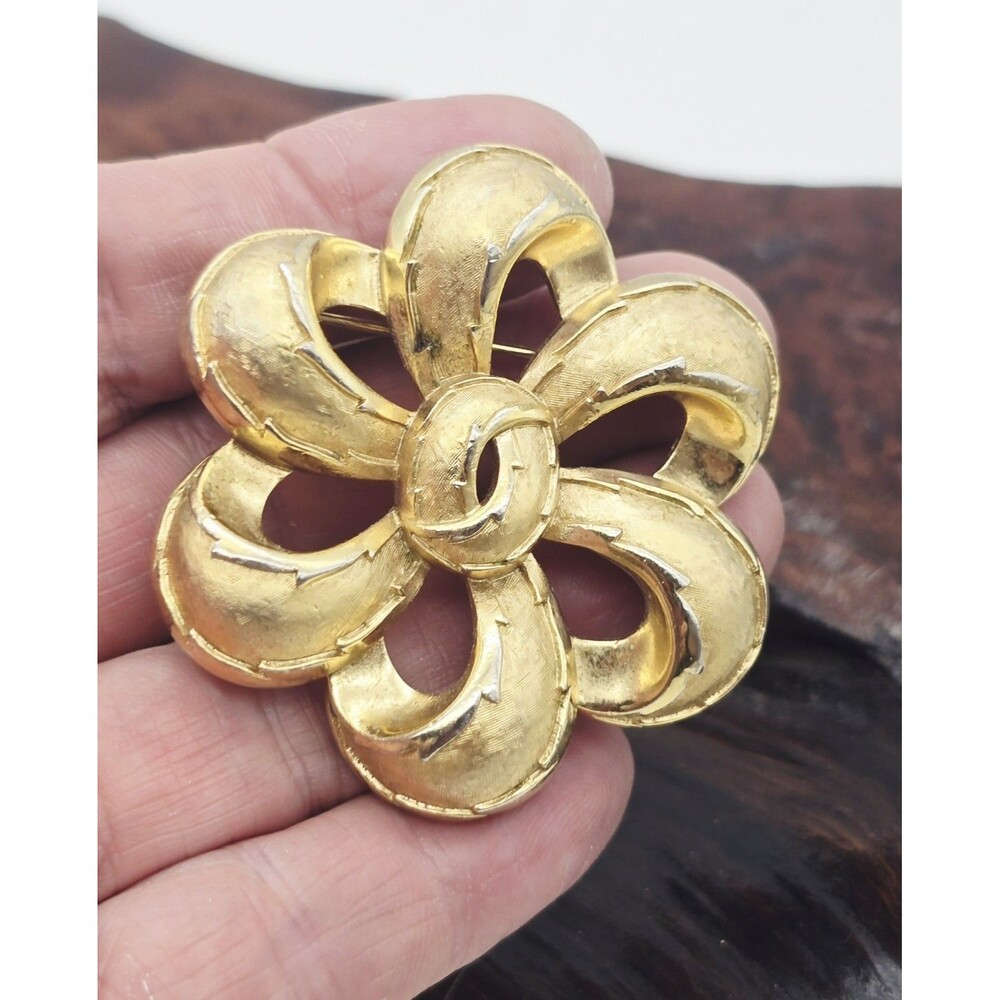 Vintage Signed Crown Trifari Gold Tone Flower Pin Brooch Goldtone
